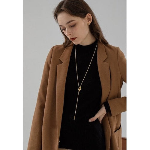 Moderne goudkleurige ketting met elegante knoop – stijlvol en subtiel sieraad voor een verfijnde en modieuze look. Tijdloos en veelzijdig.