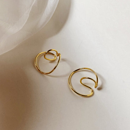 Geometrische 3D-oormanchet met vloeiende lijnen, uit één stuk, goud en zilver
