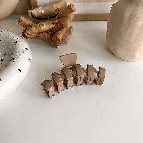 Melkachtige koffie kleurtoon klauw haarclips