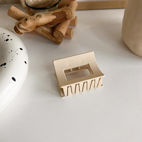 Melkachtige koffie kleurtoon klauw haarclips