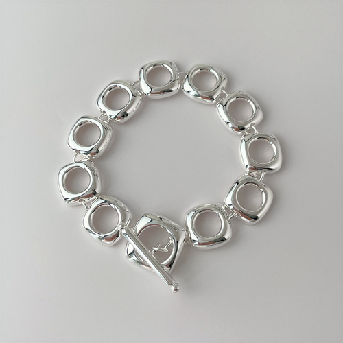 Zilveren armband met vierkante frameschakels en OT-gesp voor een gedurfd en modern ontwerp