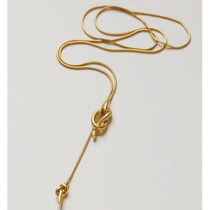 Goudkleurige ketting met sierlijke knoop, minimalistisch design. Fijne schakelketting met elegant slotje, perfect als trendy accessoire. Ideaal voor een stijlvolle, moderne look.