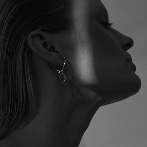 Minimalistische knoopoormanchet uit één stuk goud en zilver