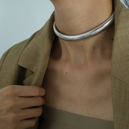 tretch choker in zilver met een moderne uitstraling