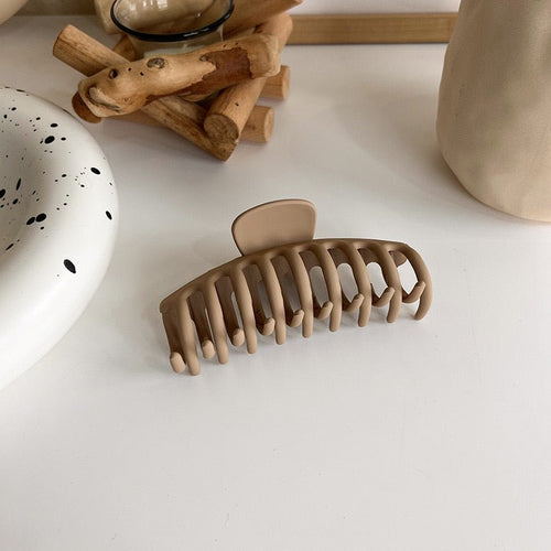 Melkachtige koffie kleurtoon klauw haarclips