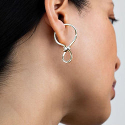 Minimalistische knoopoormanchet uit één stuk goud en zilver