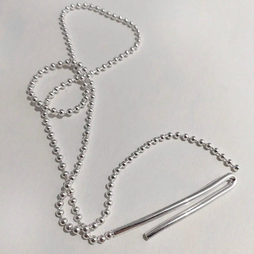 Zilveren ball chain ketting met pinhaak  unisex ontwerp.
