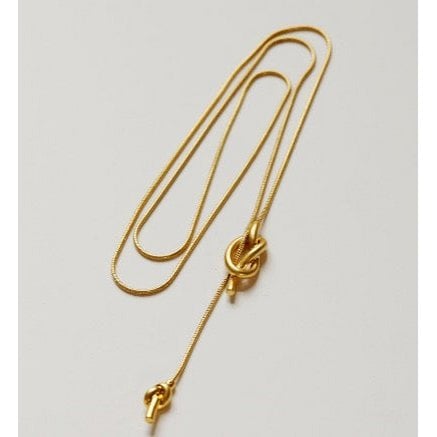 Fijne schakelketting met sierlijke knoop – modieuze gouden ketting voor een chique en moderne uitstraling. Stijlvol en verfijnd.