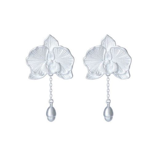 Silver Orchid Elegance: op bloeiende orchideeën geïnspireerde verzilverde oorbellen