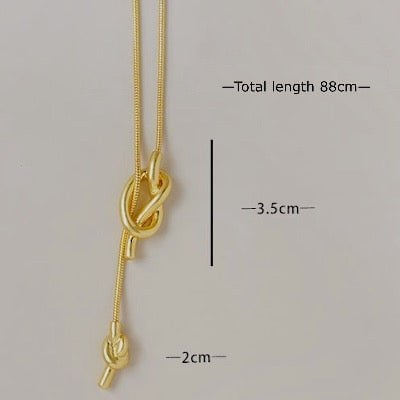Goudkleurige ketting met knoop – minimalistisch en elegant. Perfect als trendy accessoire voor elke outfit. Luxe en tijdloos design.