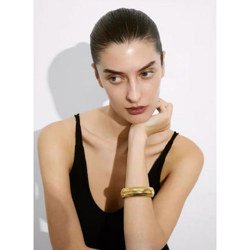 Elegante goud-zilver sieraden voor moderne vrouw