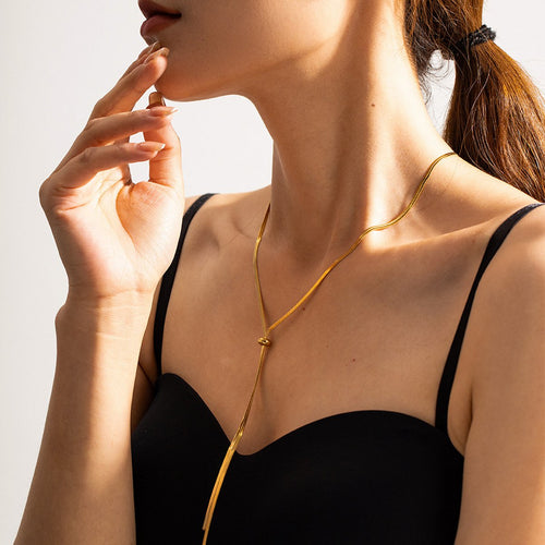 Trendy lange truiketting in goud – roestvrijstalen visgraatketting met luxe afwerking, ontworpen om moeiteloos over kleding te vallen.