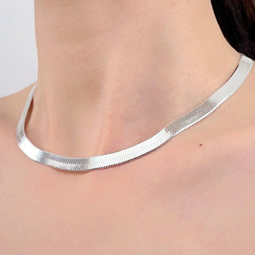 Visgraatketting in goudvermeil en sterling zilver, verstelbare lengte en hypoallergene eigenschappen voor een moderne, elegante uitstraling.
