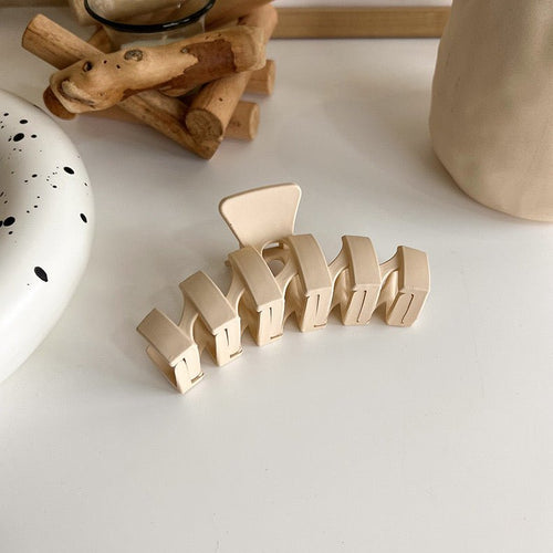 Melkachtige koffie kleurtoon klauw haarclips