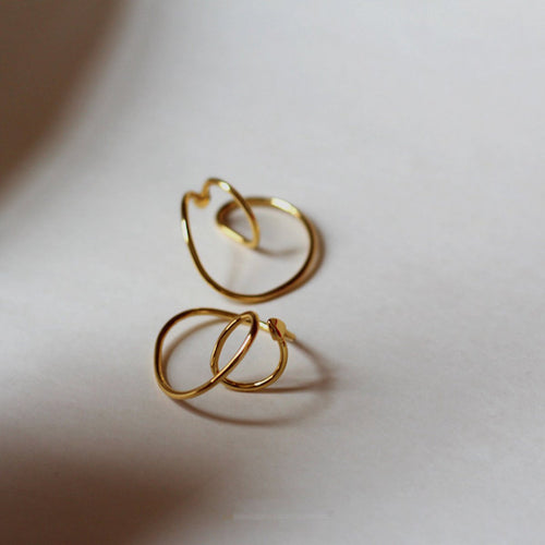Geometrische 3D-oormanchet met vloeiende lijnen, uit één stuk, goud en zilver