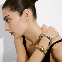 Minimalistische armband en choker in metaaltinten
