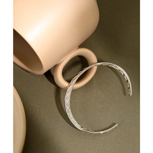 Luxe sterling zilveren armband, Möbius band ontwerp, ruitpatroon en 18-karaat vergulding voor een unieke stijl