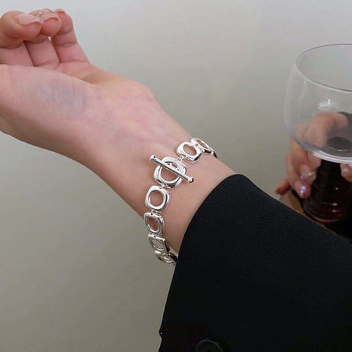 Stijlvolle zilveren armband met vierkante frameschakels en OT-gesp voor een gedurfde look