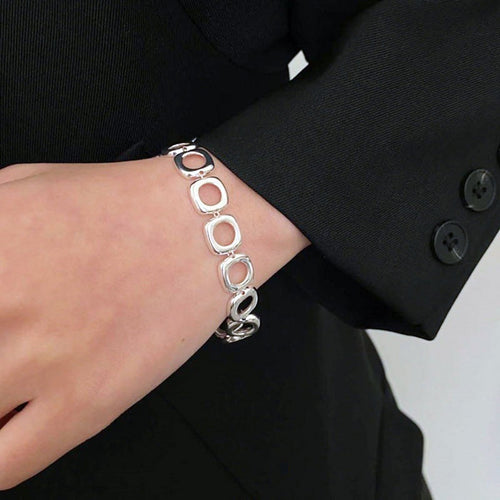 Gedurfde zilveren armband met vierkante frameschakels en OT-gesp, het perfecte unisex accessoire.