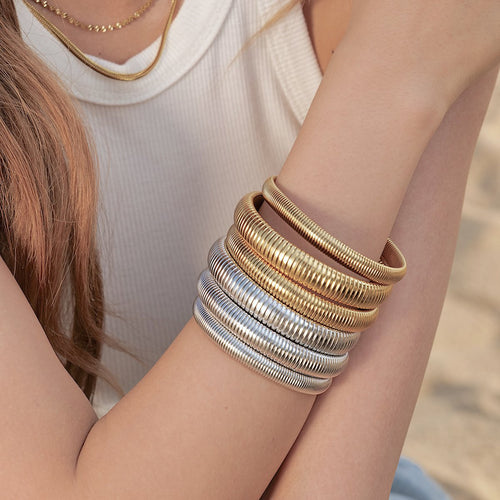 Strak en tijdloos sieradenensemble in metallic