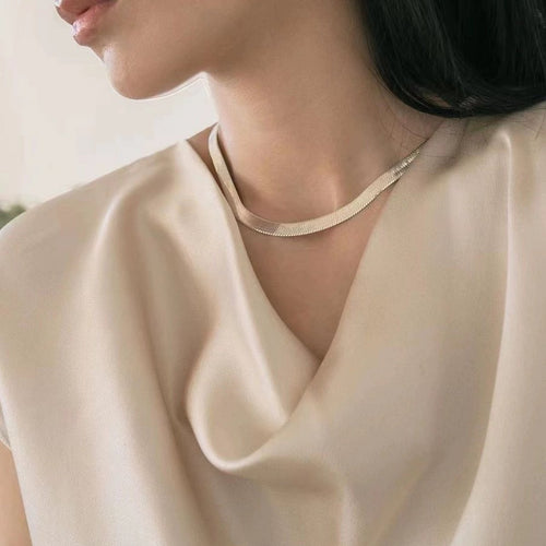 Elegante visgraatketting in goudvermeil en sterling zilver, verstelbare lengte en hypoallergene eigenschappen voor een verfijnde look.