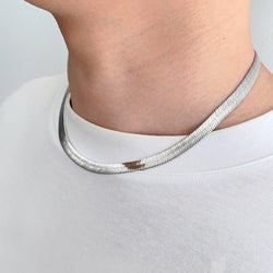 Tijdloze visgraatketting in goudvermeil en sterling zilver, met verstelbare lengte en hypoallergene eigenschappen.
