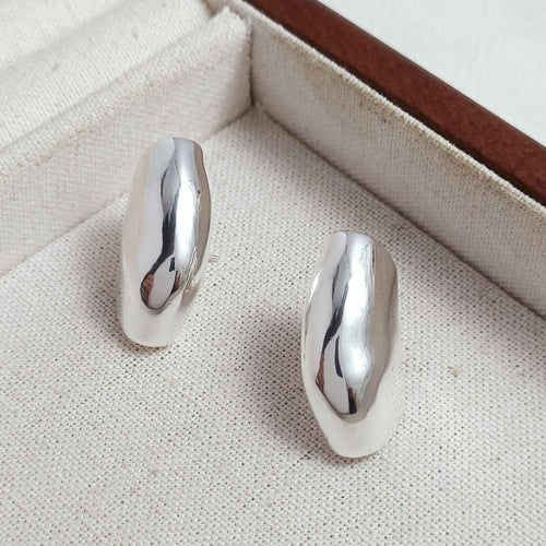 Creëer krachtige elegantie met onze zilveren pantserwikkeloorbellen