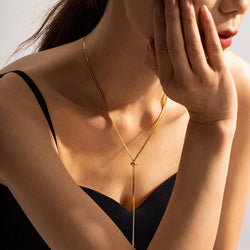 Minimalistische lange ketting met visgraatontwerp – verstelbare gouden schakelketting, ideaal voor dagelijks gebruik en elegante looks.

