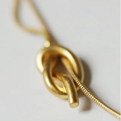 Trendy gouden ketting met knoop – minimalistisch ontwerp met luxe uitstraling. Ideaal voor dagelijks gebruik of speciale gelegenheden.
